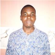 Professeur donne des cours de soutien aux étudiants de l'électronique